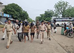पुलिस ने निकाला दुष्कर्म के आरोपियों का जुलूस,3 मोटरसाइकिल भी जप्त