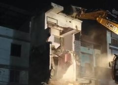 शयन आरती के बाद परचुरे भवन पर चला बुलडोजर:65 साल पुराना जर्जर भवन जमींदोज