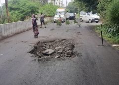 व्यस्ततम तिराहे पर निर्माण त्रुटि से सड़क में गड्ढा