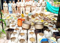 अवैध शराब पर प्रशासन का बड़ा प्रहार 215 लीटर कच्ची शराब और 3300 किलो महुआ लहान जब्त