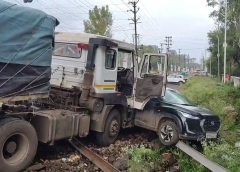 दुपाड़ा तिराहे पर ब्रेक रिपेयरिंग के दौरान अनियंत्रित हुआ ट्राला, तीन कारों को रौंदा