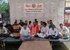 अधिकारियों की टालमटोल से आक्रोशित शिवसेना का धरना रात में भी जारी