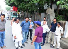 निरीक्षण के दौरान मार्ग चौड़ीकरण के कार्य की गति धीमी पाई जाने पर महापौर ने जताई नाराजगी, ठेकेदार पर 5 लाख रुपए की पेनल्टी लगाने के दिए निर्देश सिंधी कॉलोनी से नीलगंगा और कोयला फाटक से सती गेट तक मार्गों का निरीक्षण,सड़क पर अतिक्रमण और वाहन खड़े करने वालों पर होगी कार्रवाई