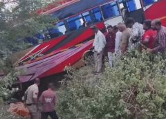बाइक सवार को बचाने में खाई में गिरी यात्री बस -घटना में 2 युवकों की हुई मौत, 8 से 9 लोग को आई मामूली चोंट