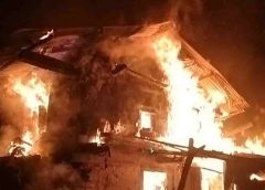 थाना प्रभारी ने टीम के साथ किया रेस्क्यू मकान में लगी थी आग, ऊपरी मंजिल था परिवार